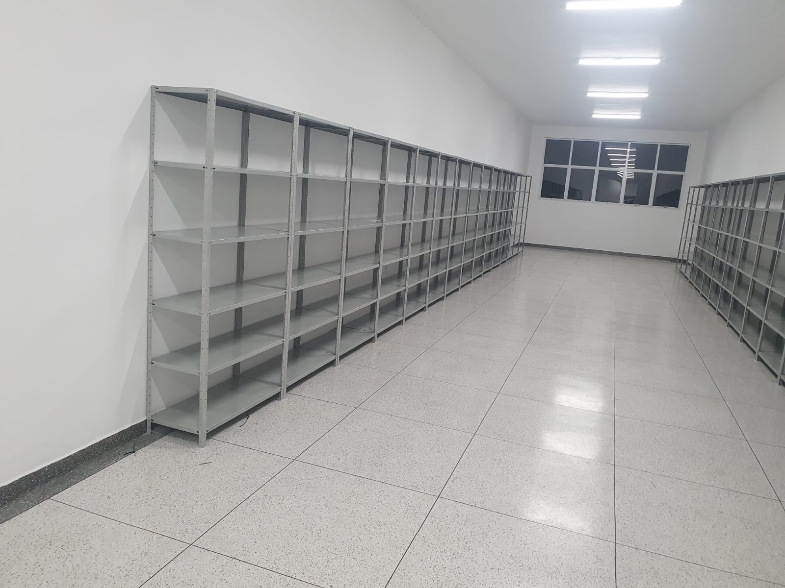 Estantes de aço montadas em parede