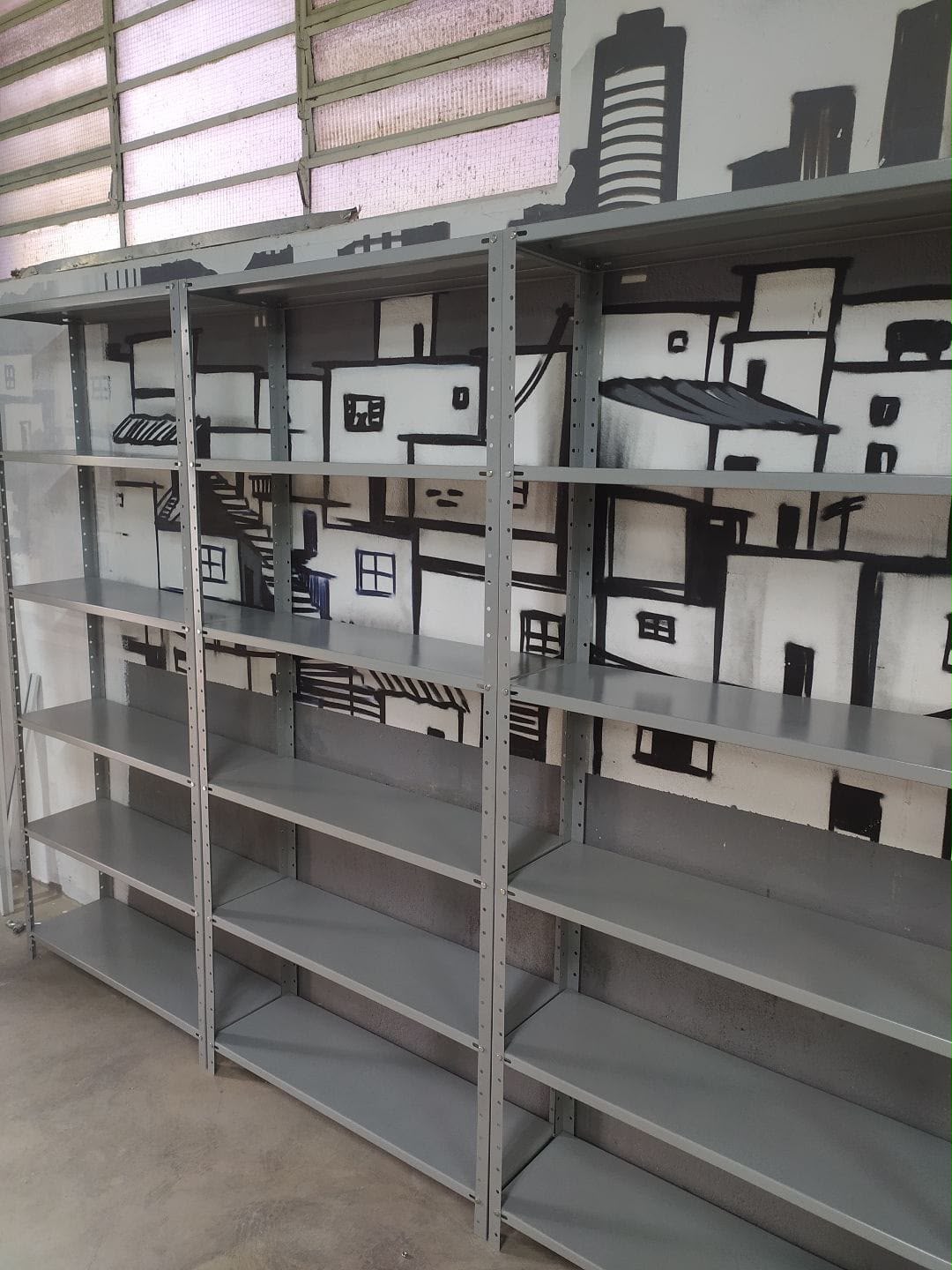 Estantes de aço da linha leve montadas lado a lado