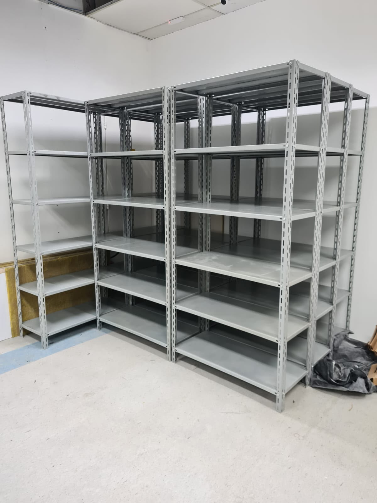 Estantes de aço montadas em L em um depósito