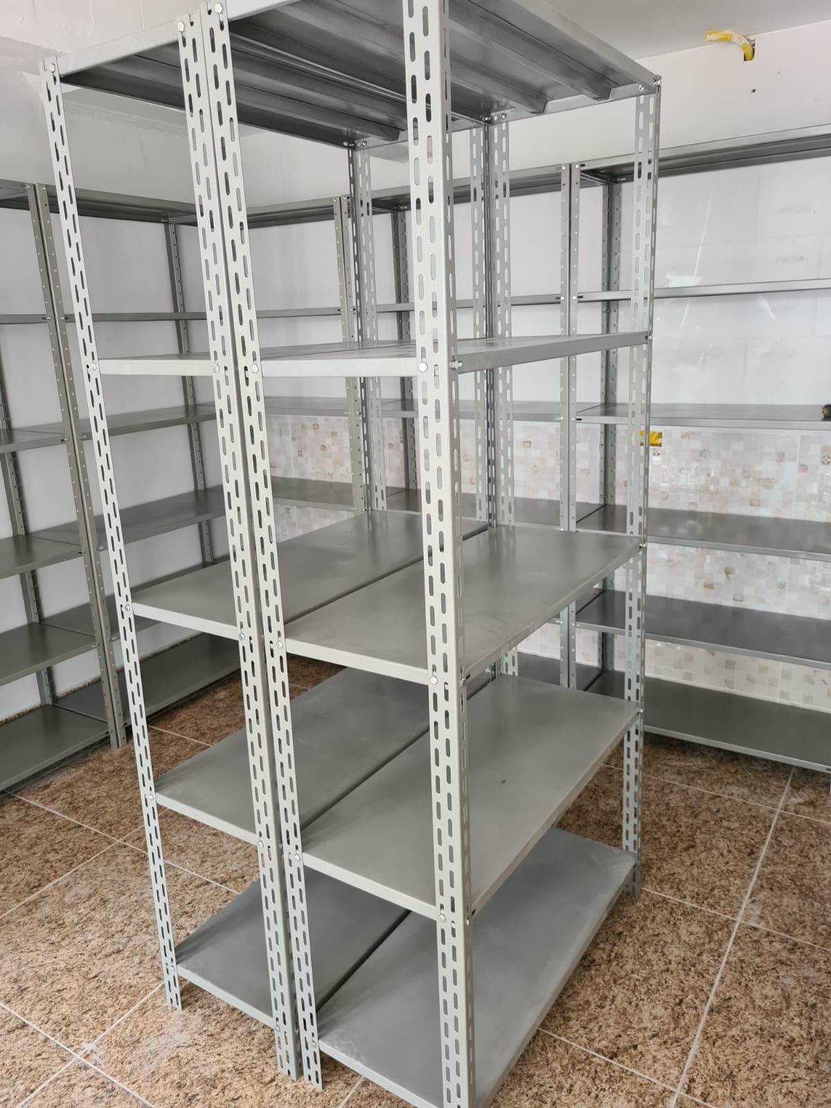 Estantes de aço reforçadas em sala de estoque